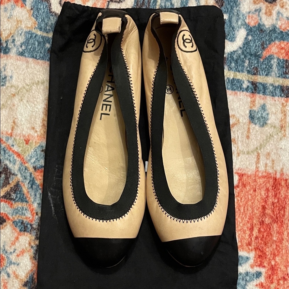 CHANEL Two-Tone Beige and Black Ballet Flats